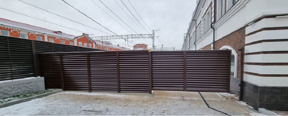 Забор и откатные ворота с заполнением «Еврожалюзи», декабрь 2022 г.